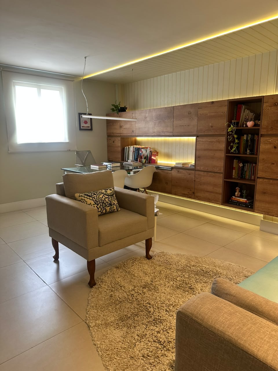 Poltrona e biblioteca do consultório de psicologia na Aldeota